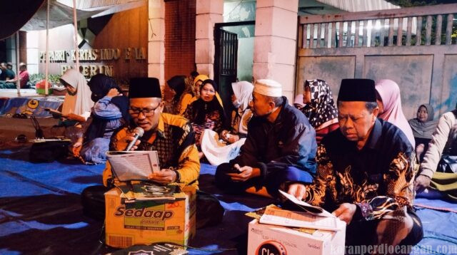 Hari Ketiga, Buruh PT Pakerin Mengadu pada Tuhan Di Depan Gerbang Perusahaan