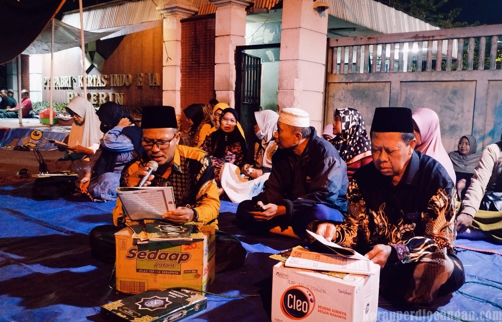 Hari Ketiga, Buruh PT Pakerin Mengadu pada Tuhan Di Depan Gerbang Perusahaan