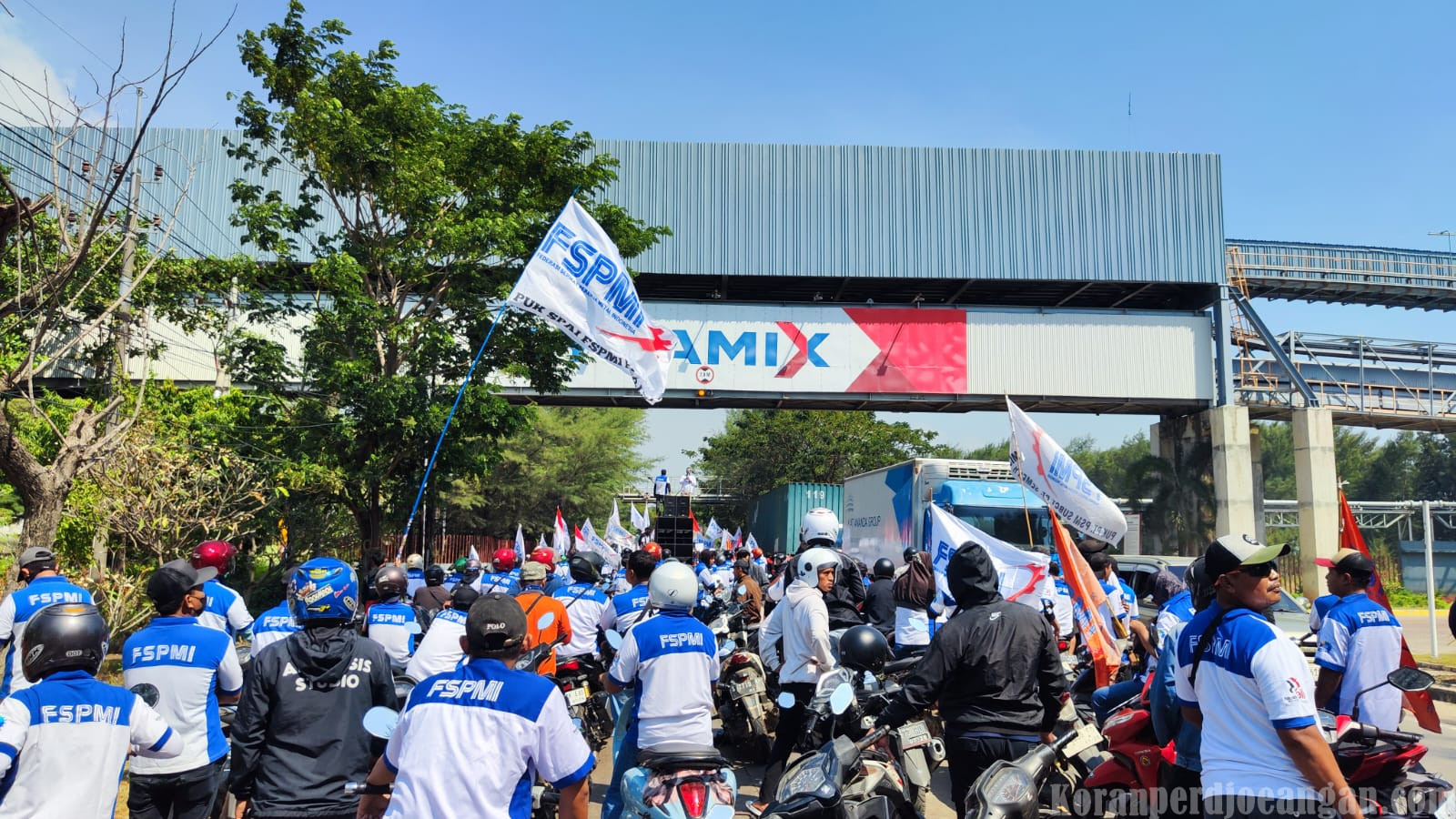 Demo Buruh di Tuban Lumpuhkan Jalur Pantura, Tuntut Kenaikan Upah Sesuai Struktur dan Skala Upah