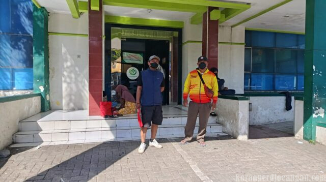 Relawan JamkesWatch Dampingi Penelusuran Alasan Rujukan Pasien Kanker Paru dari RSUD dr. Soebandi ke RSUD Dr. Soetomo
