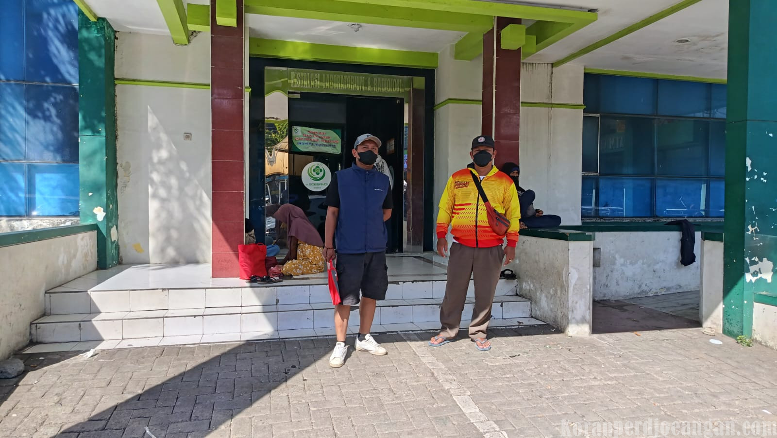 Relawan JamkesWatch Dampingi Penelusuran Alasan Rujukan Pasien Kanker Paru dari RSUD dr. Soebandi ke RSUD Dr. Soetomo