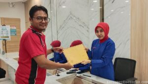 Sekretaris DPW JamkesWatch Riau Serahkan Surat Audiensi kepada RS Awal Bros Pekanbaru