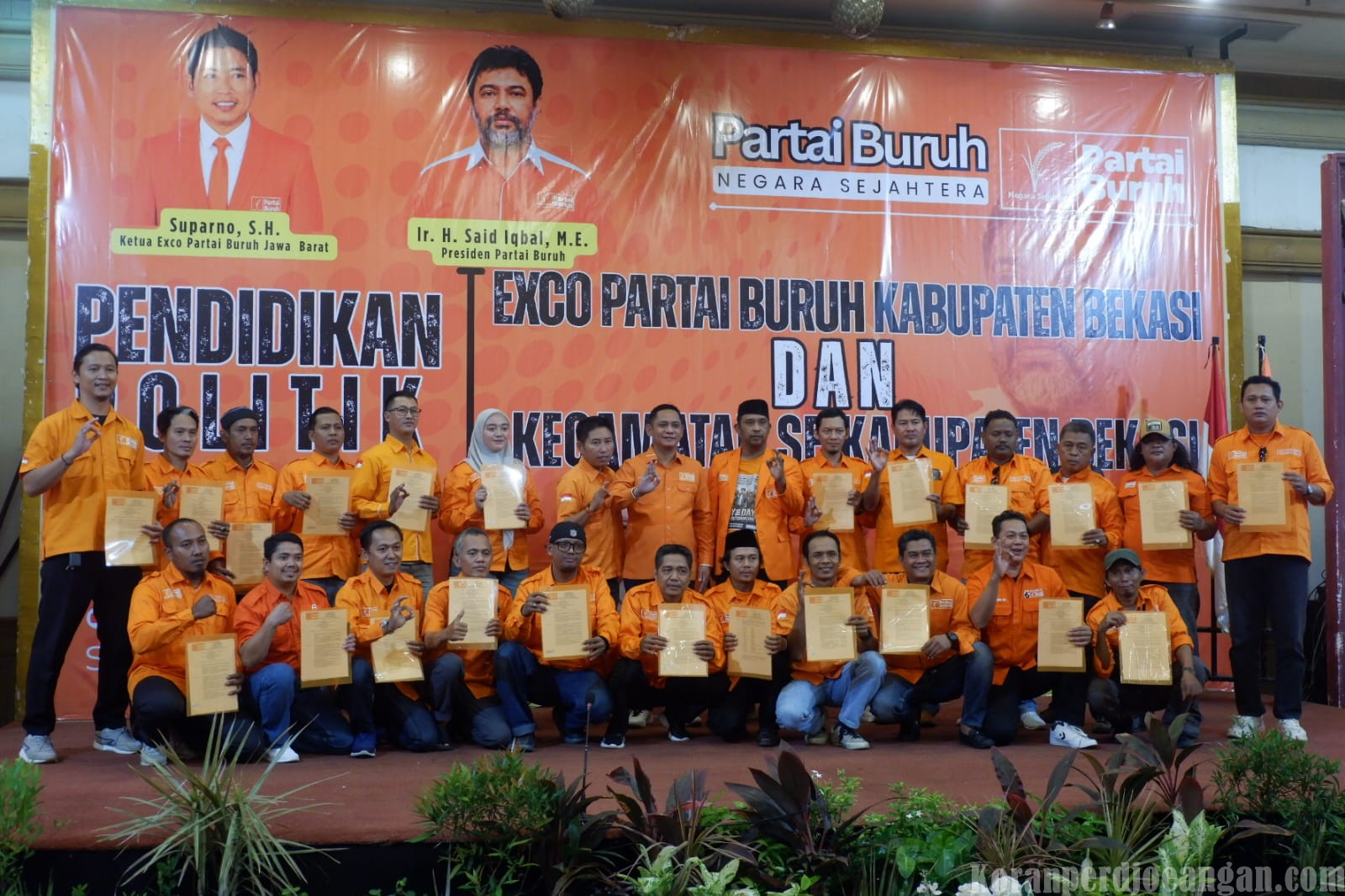 Ketua Exco Partai Buruh Jawa Barat Resmi Serahkan SK Pengurus Exco 23 Kecamatan Se-Kabupaten Bekasi