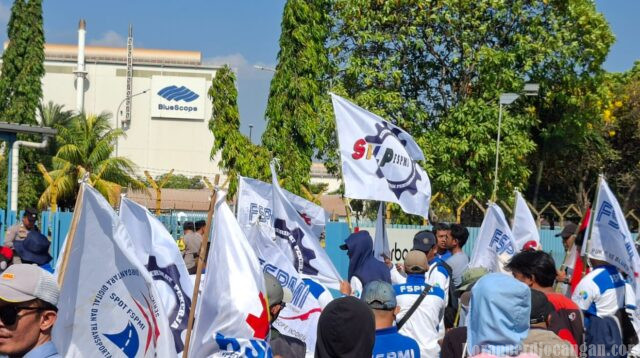 Diduga Lakukan Union Busting, PT NS BlueScope Indonesia Digeruduk Ratusan Buruh FSPMI