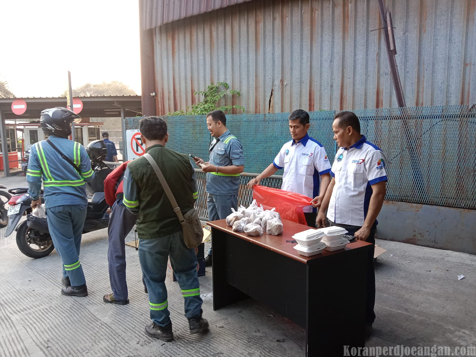 Jumat Berkah Perdana, PUK FSPMI PT Garuda Yamato Steel Bagikan 200 Porsi Sarapan untuk Karyawan