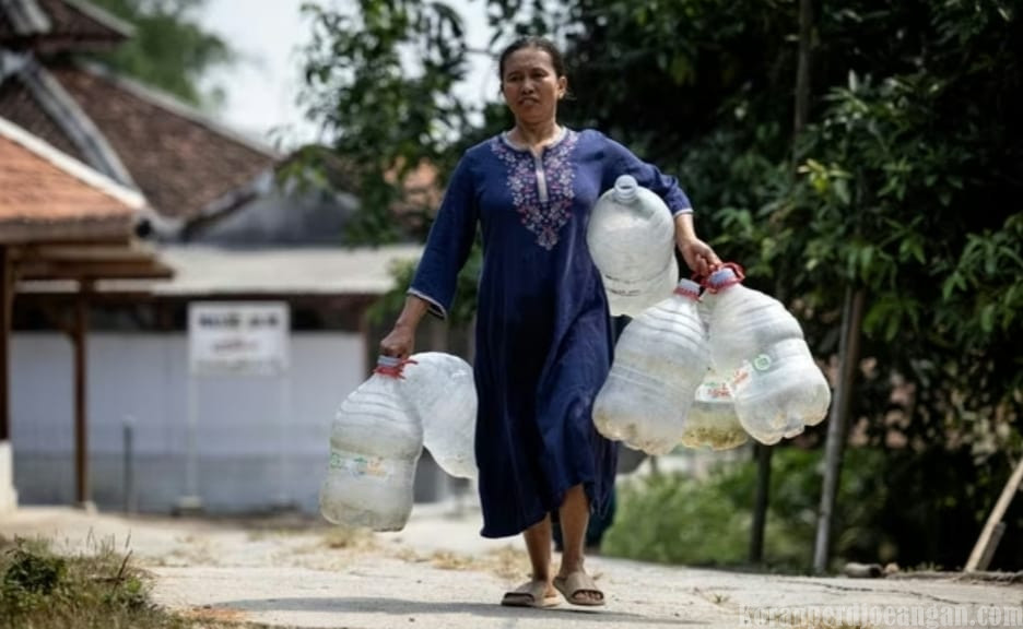 Kekeringan Melanda, BPBD Bekasi Salurkan 10.000 Liter Air Bersih untuk 281 KK di Desa Ridogalih Cibarusah