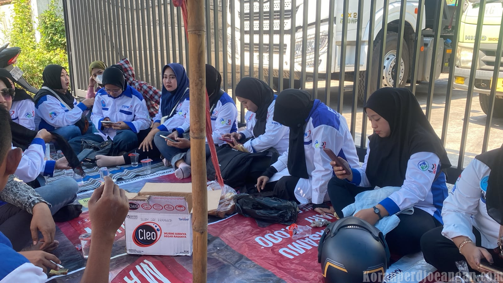Srikandi SPDT FSPMI Sidoarjo Sambangi Tenda Perjuangan Pekerja PT Indojaya Raya Sejahtera: Salurkan Logistik Dan Tegaskan Komitmen Solidaritas