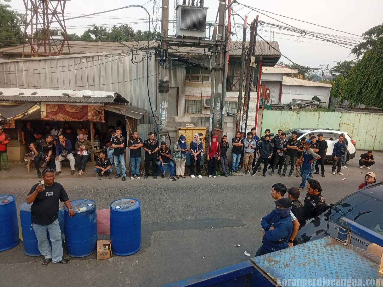 Perundingan Alot, Massa Solidaritas Terus Berdatangan Kawal Perjuangan Pekerja PT. QL Agrofood