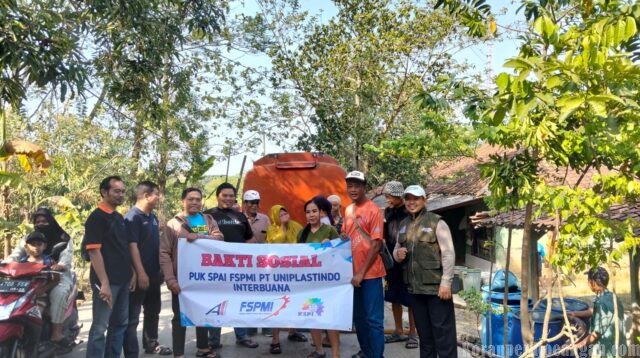 Serikat Pekerja SPAI FSPMI PT Uniplastindo Interbuana Gelar Bakti Sosial Salurkan Air Bersih di Bojongmangu