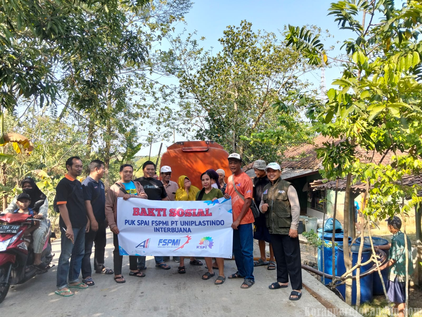 Serikat Pekerja SPAI FSPMI PT Uniplastindo Interbuana Gelar Bakti Sosial Salurkan Air Bersih di Bojongmangu