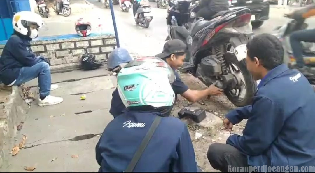 Konvoi Penuh Perjuangan, Motor Mogok di Tengah Jalan Tak Surutkan Semangat Buruh