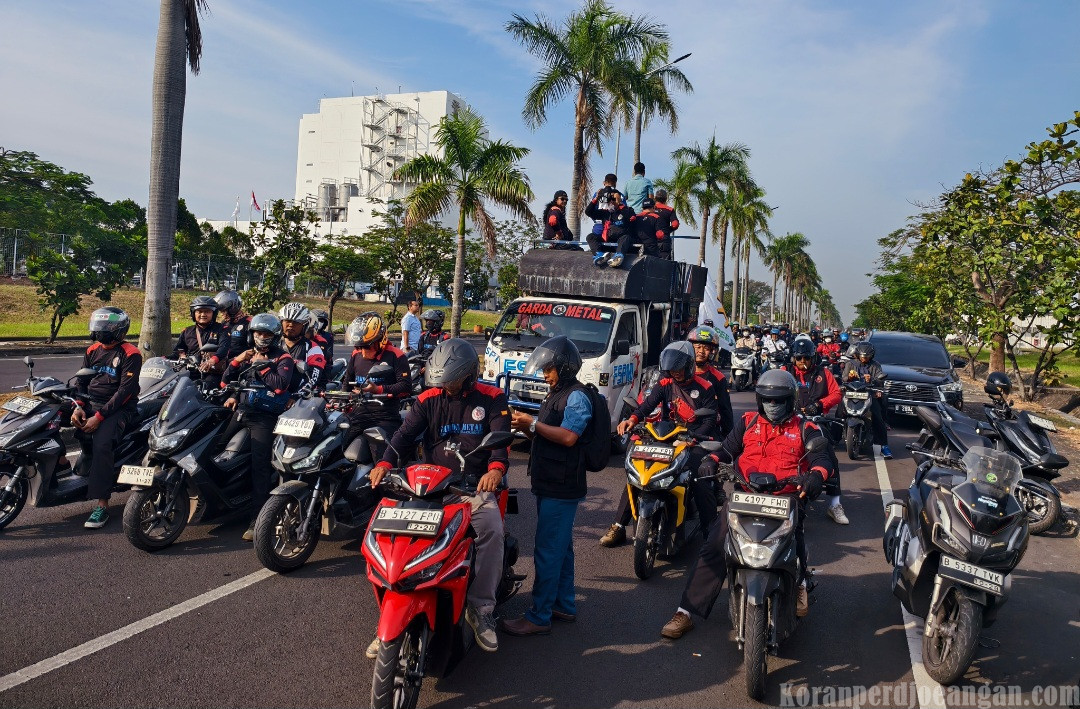 Ratusan Buruh EJIP Konvoi ke Gobel, Bergabung dengan Ribuan Buruh Bekasi Menuju Kemendagri
