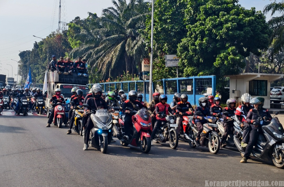 Diapresiasi Warga, Konvoi Motor Aksi Buruh FSPMI Menuju Kemendagri Berlangsung Tertib