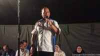 Momen Ketua DPW FSPMI Jabar Bagi Duit di Acara Character Building