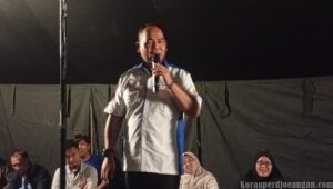 Momen Ketua DPW FSPMI Jabar Bagi Duit di Acara Character Building