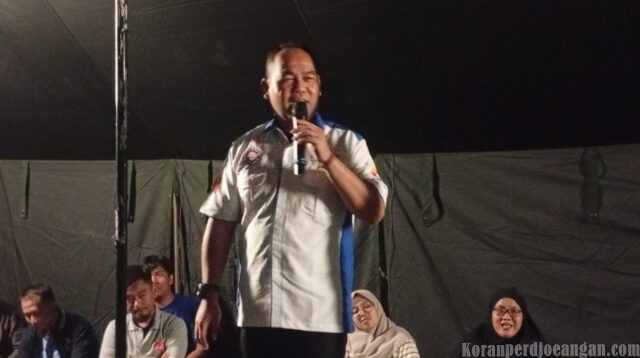 Momen Ketua DPW FSPMI Jabar Bagi Duit di Acara Character Building