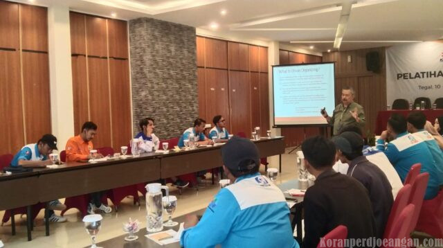 Floro R. Francisco : Organizing Dimulai dari Mendengarkan dan Membangun Kekuatan Kolektif