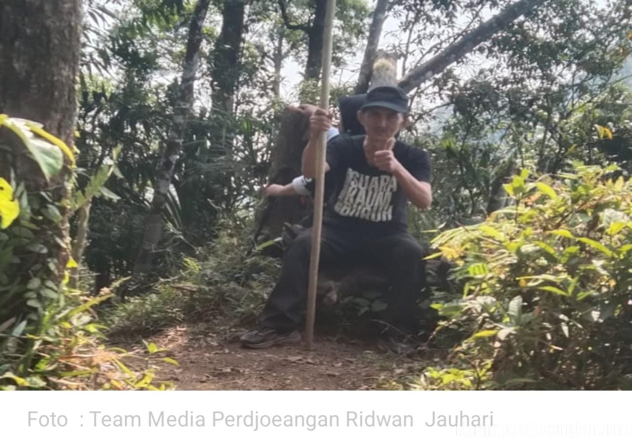 Semangat  yang Tinggi Mengalahkan Batasan Usia, Ridwan Jauhari Tim Media Perdjoeangan Nasional FSPMI Ikut  Mendaki Gunung
