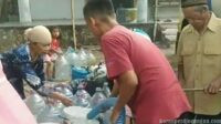 Alumni Karyawan PT Marsol Salurkan Bantuan Air Bersih untuk Warga Terdampak Kekeringan di Cibarusah
