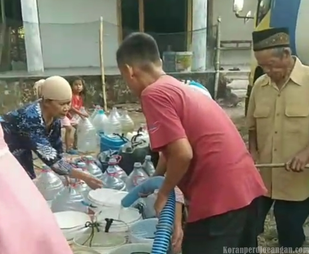 Alumni Karyawan PT Marsol Salurkan Bantuan Air Bersih untuk Warga Terdampak Kekeringan di Cibarusah