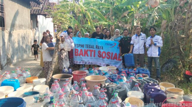Bakti Sosial FSPMI Tegal Raya, Bagikan Air Bersih Untuk Warga Korban Kekeringan