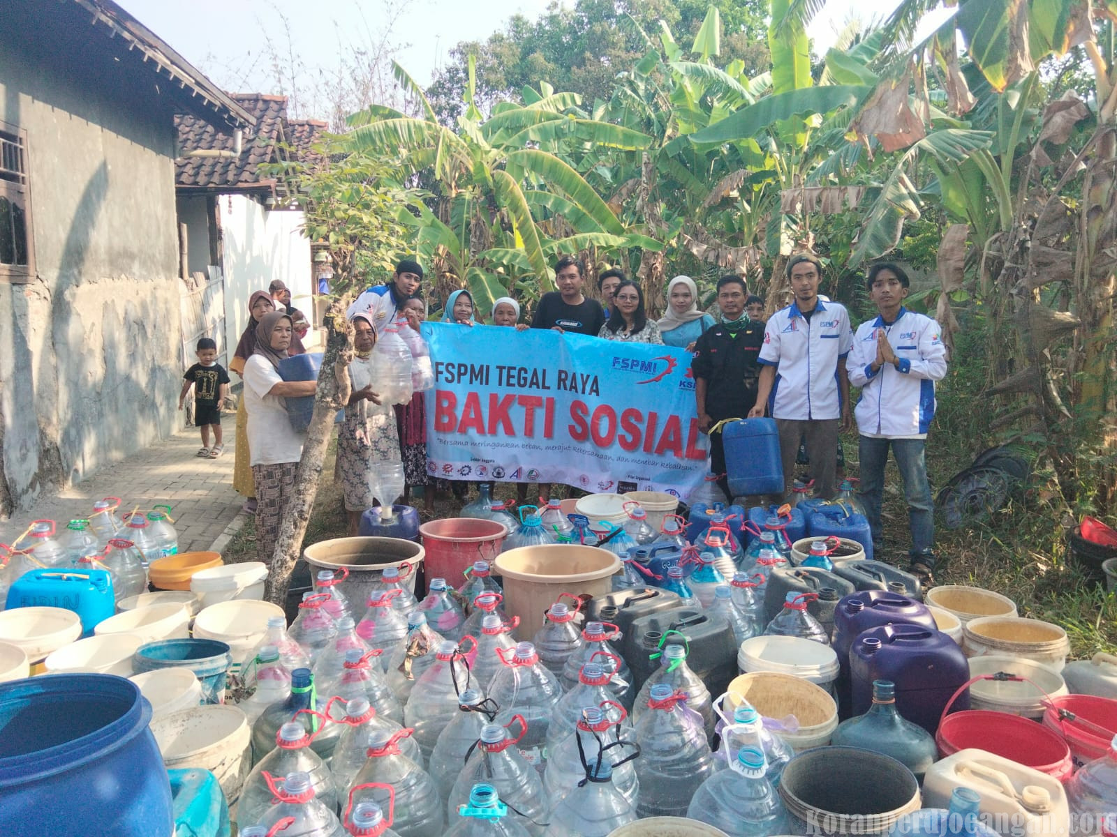 Bakti Sosial FSPMI Tegal Raya, Bagikan Air Bersih Untuk Warga Korban Kekeringan