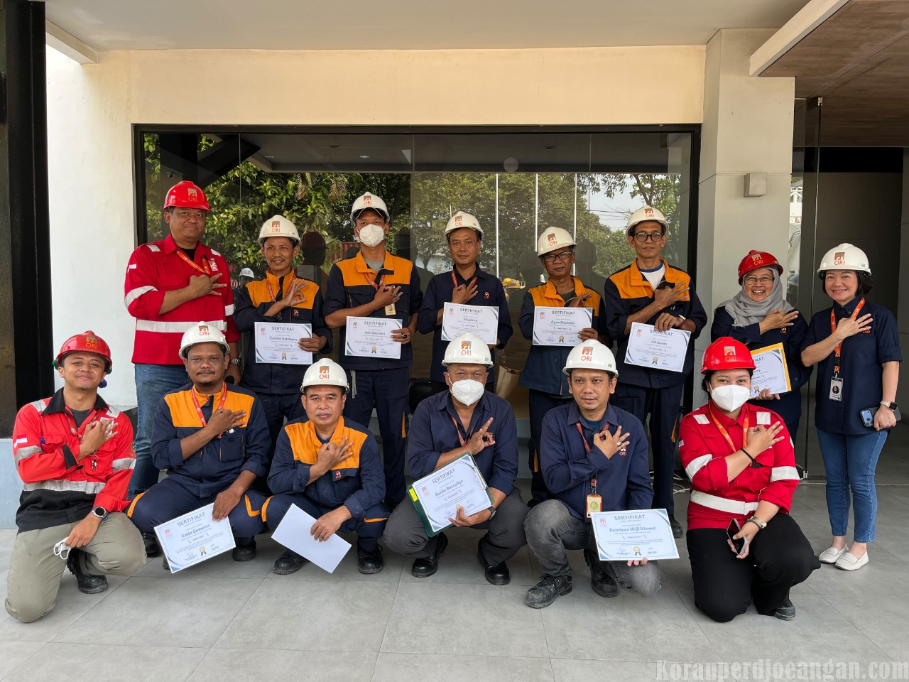10 Peserta PT Ori Polytec Composites Raih Sertifikat K3 Safety Leader