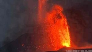 Gunung Anak Krakatau Kembali Erupsi, Dentuman Terdengar hingga Bandung Raya