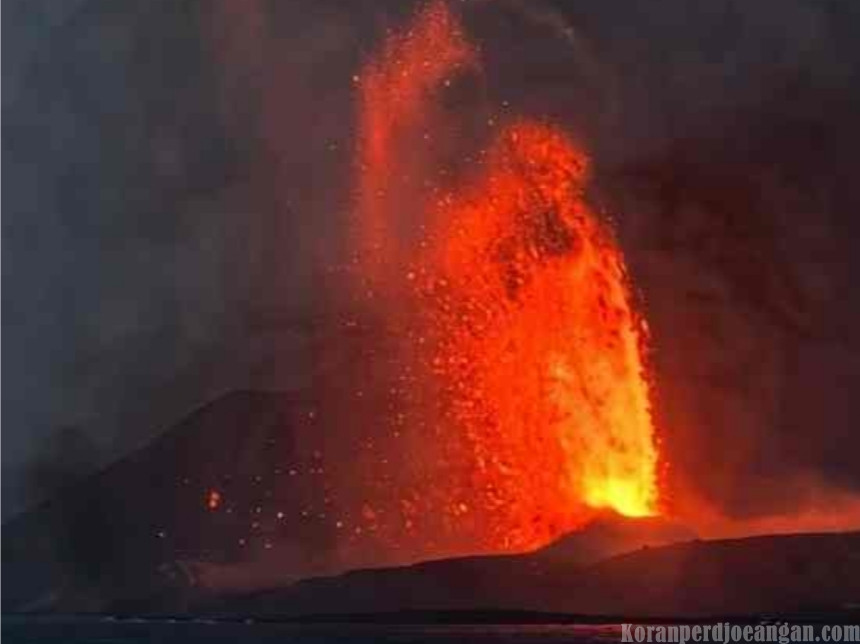 Gunung Anak Krakatau Kembali Erupsi, Dentuman Terdengar hingga Bandung Raya