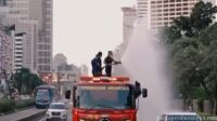 Pemprov DKI Bergerak Cepat, Semprot Sejumlah Jalan Antisipasi Abu Vulkanik Anak Krakatau Pemprov DKI Bergerak Cepat, Semprot Sejumlah Jalan Antisipasi Abu Vulkanik Anak Krakatau