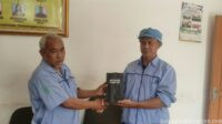Anggota Pensiun Dini, PUK SPLP FSPMI PT Marsol Abadi Indonesia Berikan Kenang-Kenangan