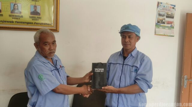 Anggota Pensiun Dini, PUK SPLP FSPMI PT Marsol Abadi Indonesia Berikan Kenang-Kenangan