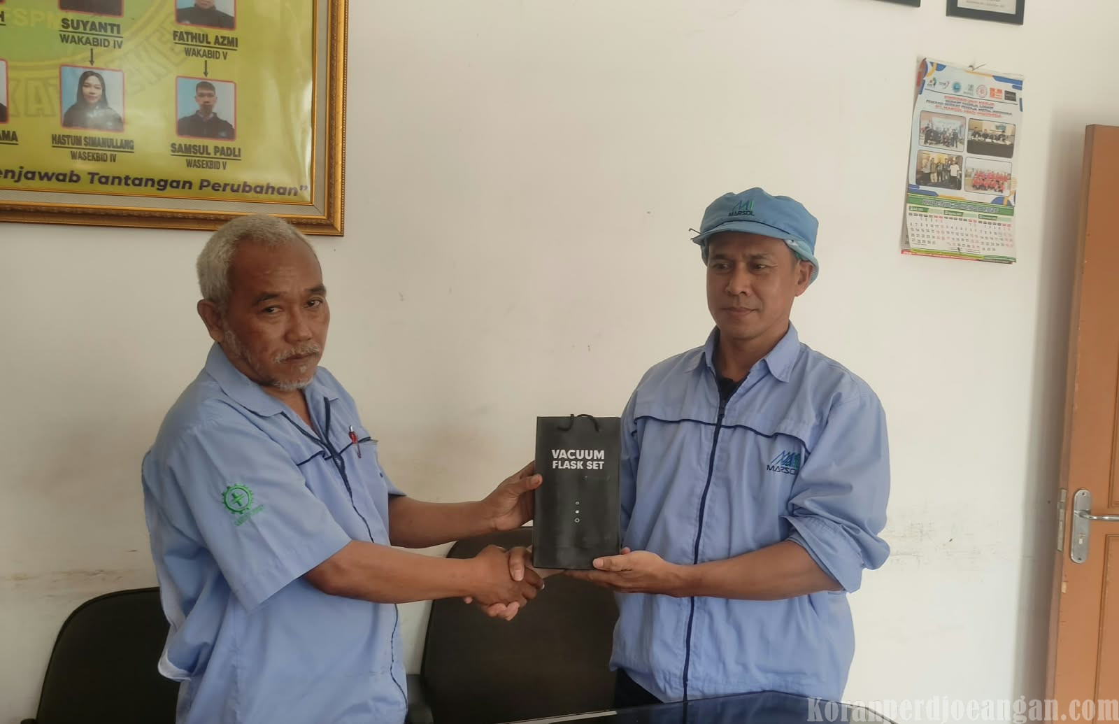 Anggota Pensiun Dini, PUK SPLP FSPMI PT Marsol Abadi Indonesia Berikan Kenang-Kenangan