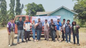Di Penghujung Kepengurusan, SPAMK FSPMI Karawang Salurkan 4 Tangki Air Bersih untuk Warga Solokan