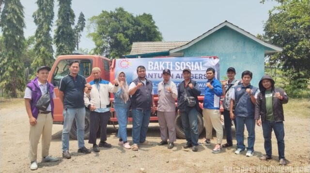 Di Penghujung Kepengurusan, SPAMK FSPMI Karawang Salurkan 4 Tangki Air Bersih untuk Warga Solokan