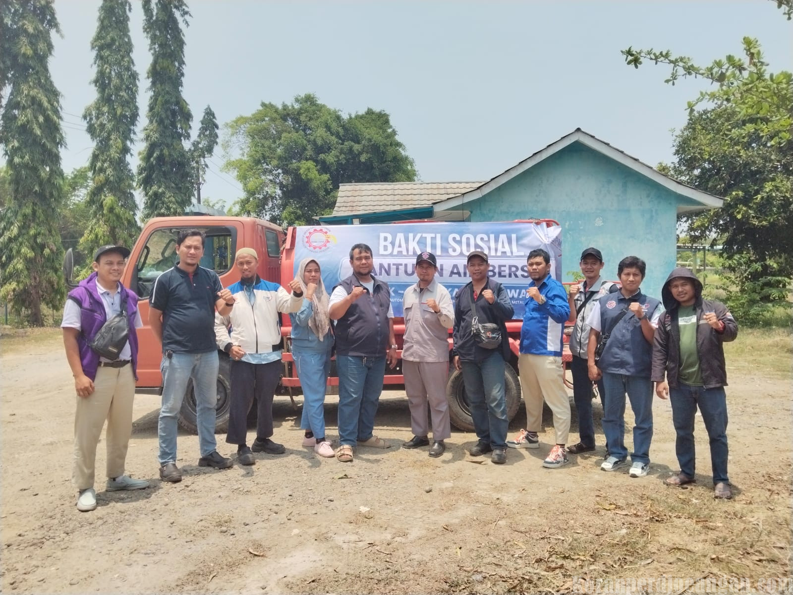 Di Penghujung Kepengurusan, SPAMK FSPMI Karawang Salurkan 4 Tangki Air Bersih untuk Warga Solokan