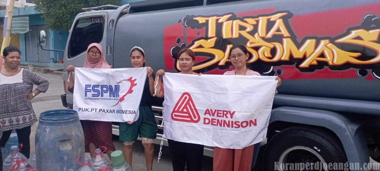 PT Paxar Indonesia (Avery Dennison SG Indonesia) Salurkan Bantuan Air Bersih untuk Warga Perum Bumi Cahaya Residence