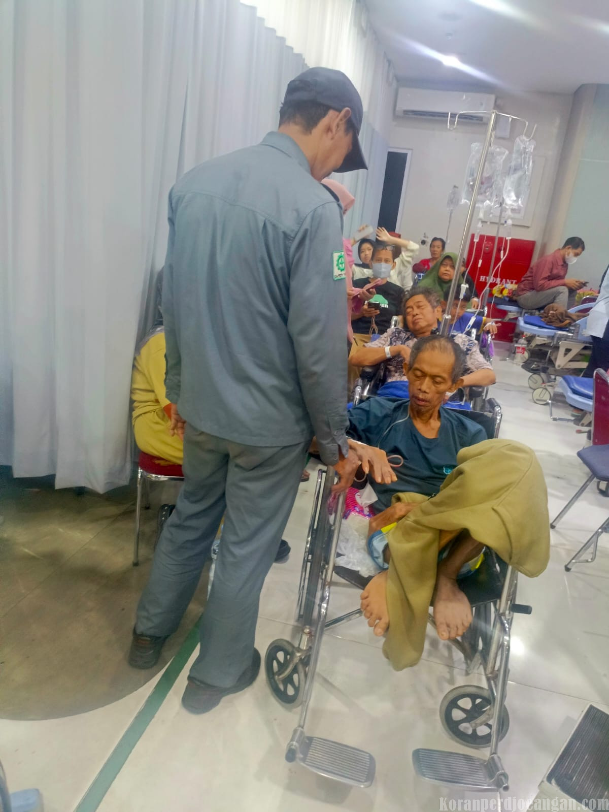 Relawan Jamkeswatch FSPMI Tetap Aktif Bantu Pasien di Tengah Kesibukan Kerja