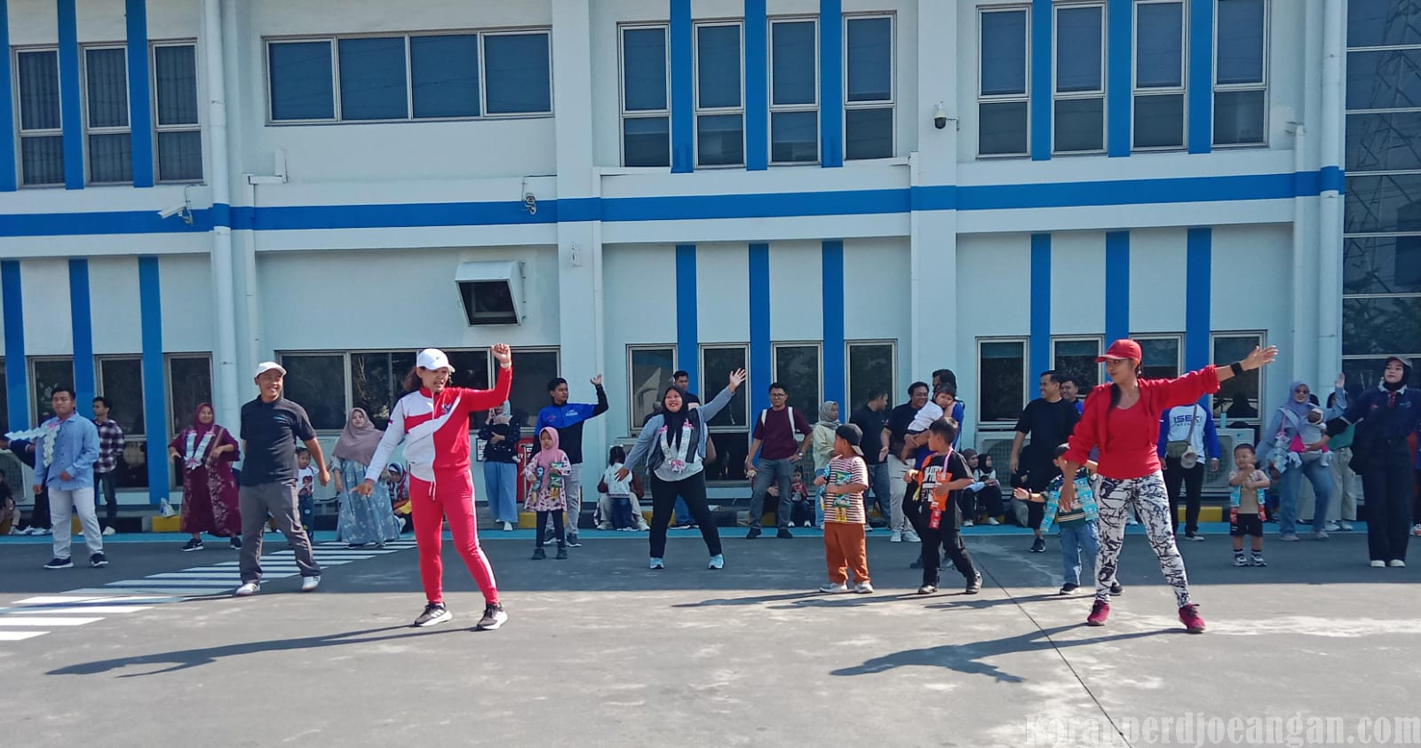 Semangat Ulang Tahun ke-12, PUK AMK FSPMI PT ISEKI Gelar Senam Aerobik Pagi