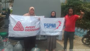 PT Paxar Indonesia Kembali Salurkan Bantuan Air Bersih untuk Warga Perumahan Bumi Cahaya Residence