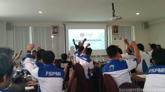 Buruh Jangan Hanya Mengeluh, Saatnya Berserikat dan Melawan Ketidakadilan