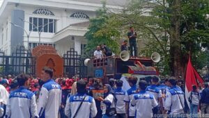 Serentak di Seluruh Indonesia, FSPMI Jawa Barat Aksi Unjuk Rasa di DPRD Provinsi