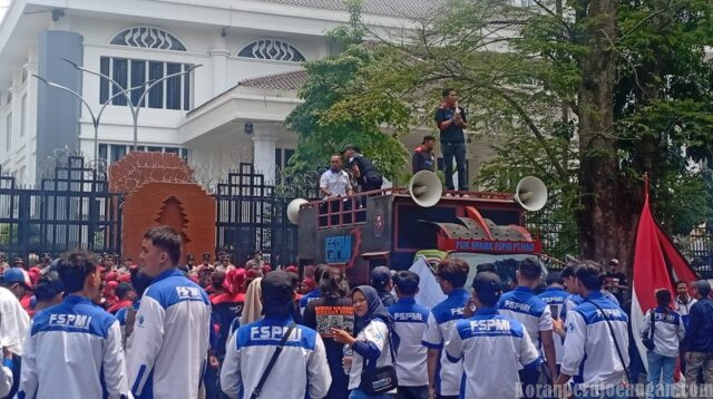 Serentak di Seluruh Indonesia, FSPMI Jawa Barat Aksi Unjuk Rasa di DPRD Provinsi