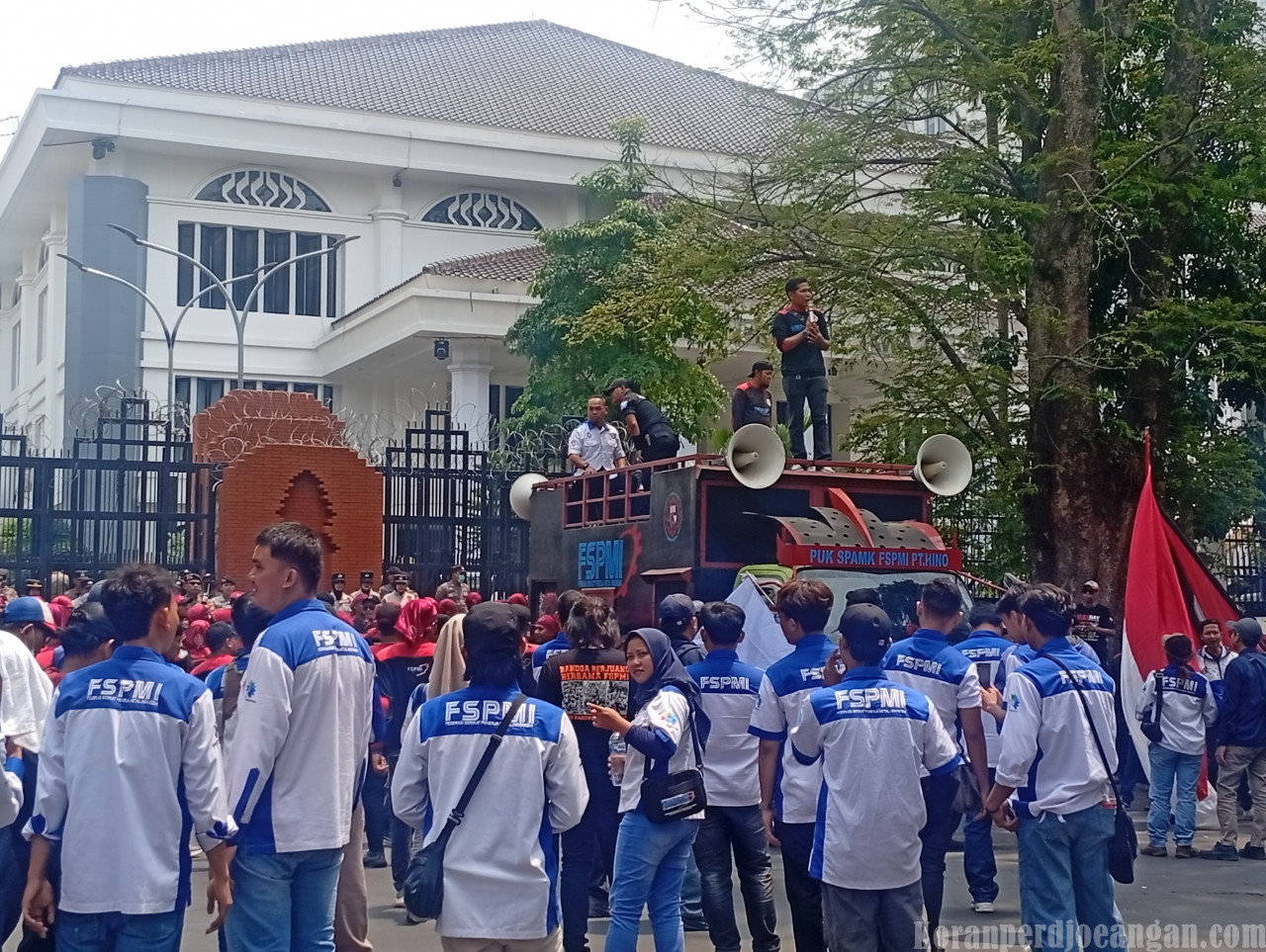 Serentak di Seluruh Indonesia, FSPMI Jawa Barat Aksi Unjuk Rasa di DPRD Provinsi