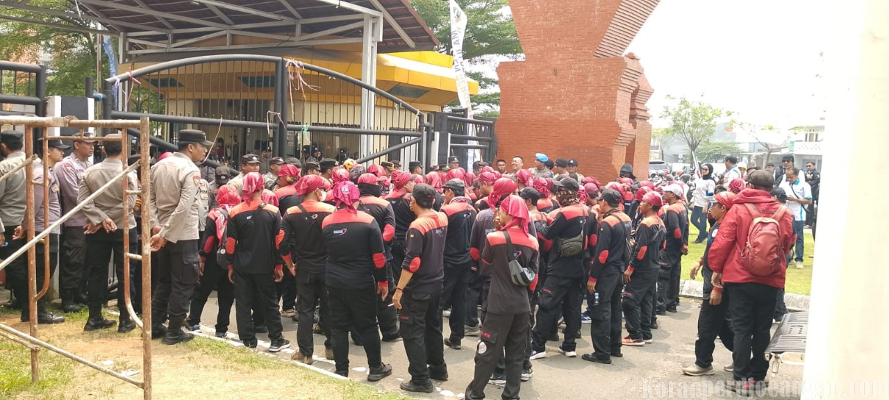 Serentak di Seluruh Indonesia, FSPMI Banten Aksi Unjuk Rasa ke DPRD Propinsi Banten