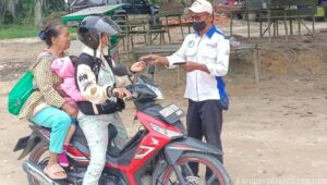 Peduli Kesehatan di Tengah Kabut Asap, Serikat Pekerja FSPMI PT Asian Agri Bagikan Masker