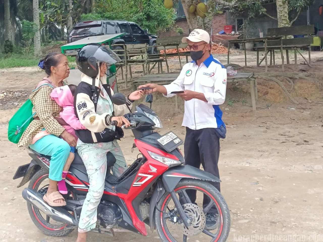 Peduli Kesehatan di Tengah Kabut Asap, Serikat Pekerja FSPMI PT Asian Agri Bagikan Masker