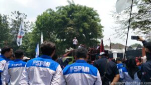 Kawal Tuntutan Buruh Jawa Barat, Ribuan Massa FSPMI Gelar Aksi di Gedung DPRD Provinsi Jawa Barat