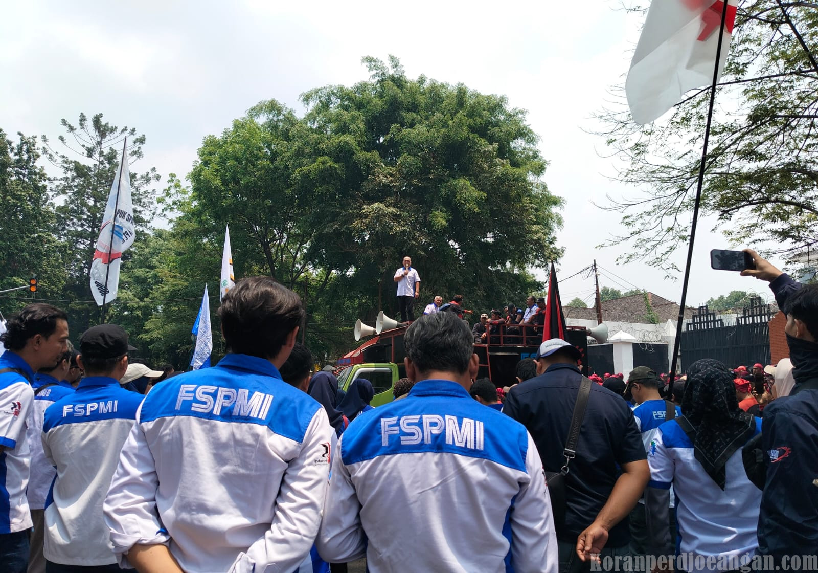 Kawal Tuntutan Buruh Jawa Barat, Ribuan Massa FSPMI Gelar Aksi di Gedung DPRD Provinsi Jawa Barat