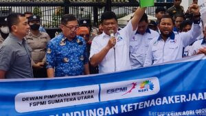 Massa Buruh FSPMI Geruduk Kantor DPRD Sumut, Tuntut Disahkannya UU Pelindungan Buruh tanpa Omnibus Law